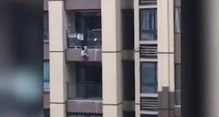 Соседи чудом спасли падающего с 5-го этажа малыша – ВИДЕО