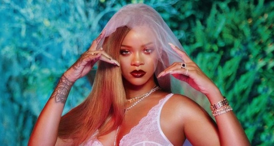 Рианна показала новое нижнее белье и снялась в откровенной фотосессии - ФОТО