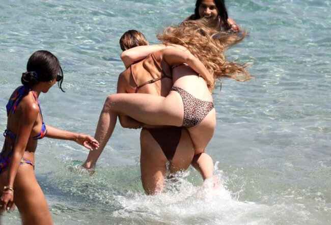 Bacılar çimərlikdə belə güləşdilər - FOTOLAR