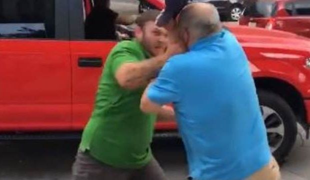 Trampın tərəfdarını əzişdirdilər - VİDEO