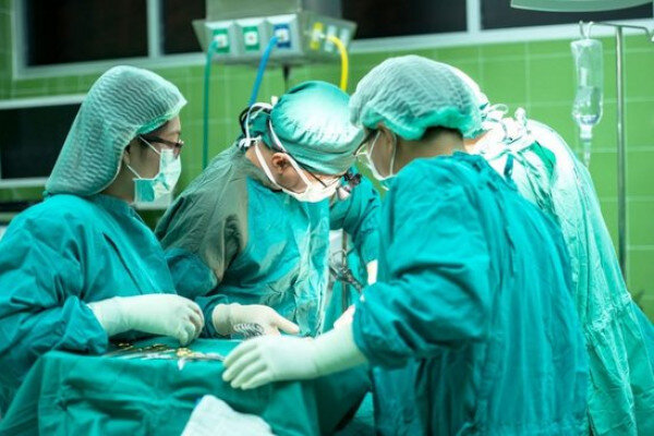 Azərbaycanda həkim səhlənkarlığı: Tamponu qadının qarında qoyub, tikdi