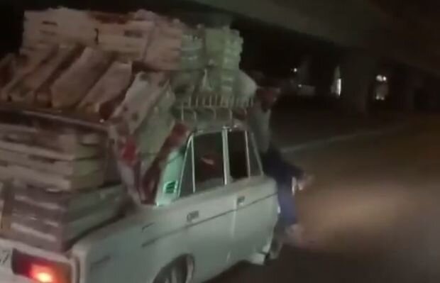 Bakıda gənc oğlan kapotun üzərində oturdu - Təhlükəli anlar