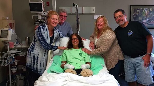 Женщина погладила пса и лишилась всех конечностей