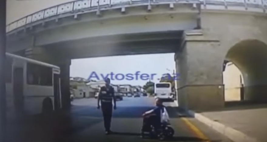В Баку сотрудники дорожной полиции помогли человеку с ограниченными физическими возможностями - ВИДЕО