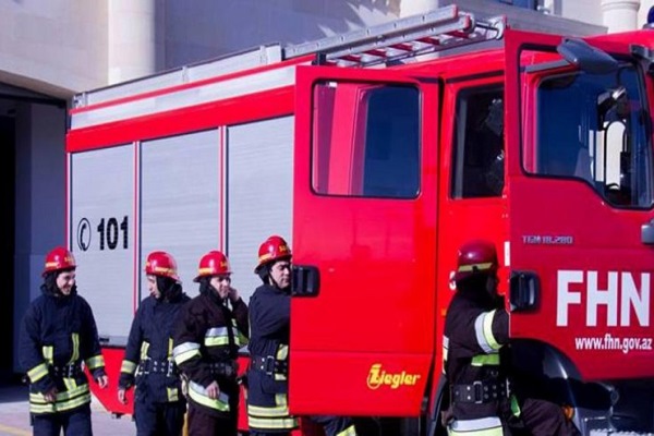 SON DƏQİQƏ: Paytaxtda yaşayış binasında yanğın: sakinlər təxliyə edildi