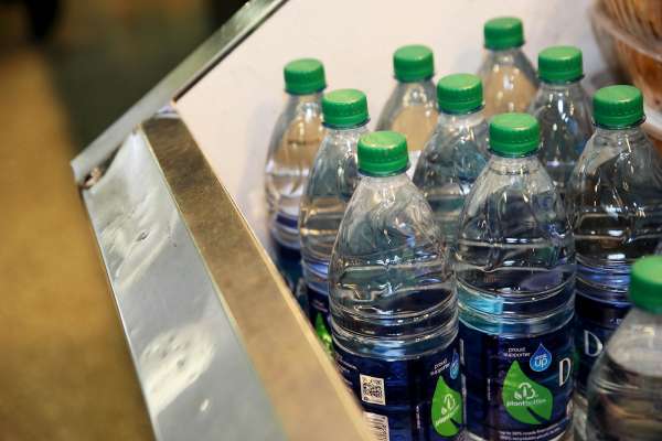 Hava limanında plastik qablarda su satışı qadağan edildi