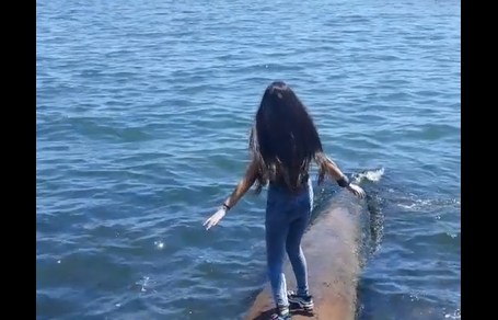 Bulvarda qız HƏYATINI RİSQƏ ATDI - Güclü küləkdə dənizə... - VİDEO