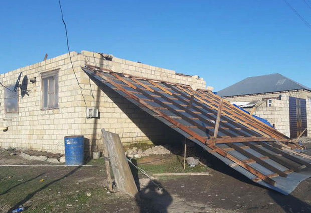 Еще одна жертва ветра: в Бина ворота упали на своего хозяина