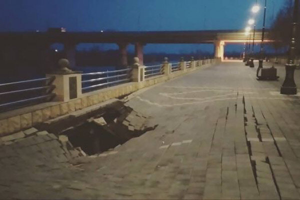 Yevlaxda bulvar ÇÖKDÜ: Altında turbalar olub - FOTO