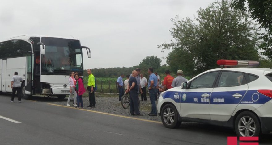 В Загатале автобус с туристами попал в аварию