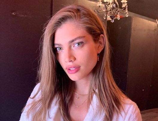 Gözəlliyi ilə heyran edən model