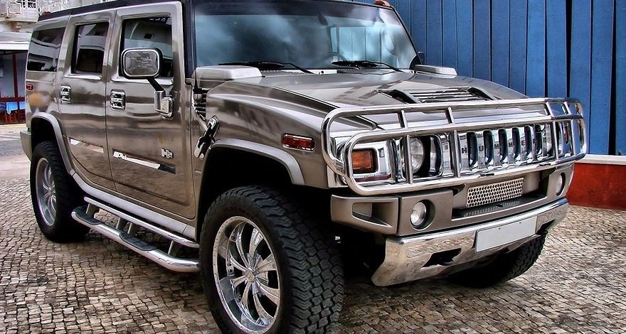 В Азербайджане водитель поджег себя и свой «Hummer»