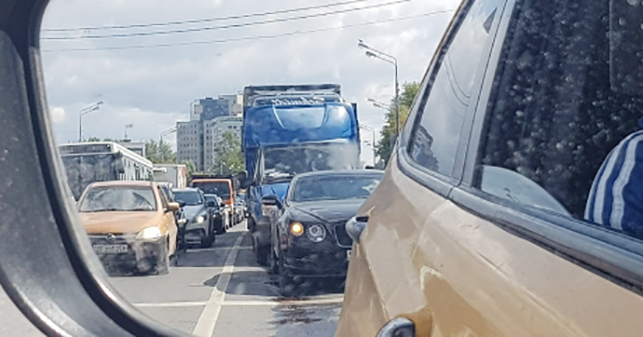 Araz Ağalarovun qızı “Bentley” avtomobili ilə qəzaya düşüb