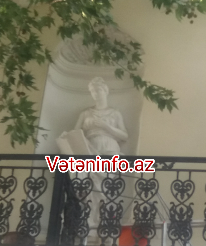 Erməni Bakıda anasına heykəl qoyub - EVİNİN EYVANINDA