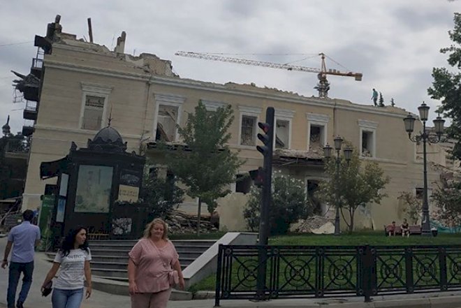 Bakıda “qəzalı” adı ilə tarixi bina sökülür - Foto