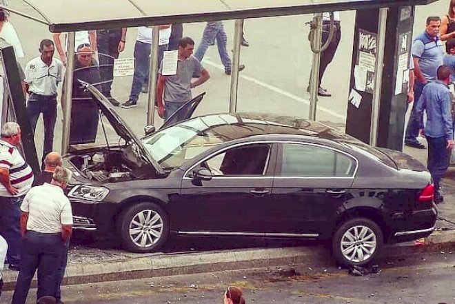 Bakıda maşın nişanlı gəncləri vurdu - Foto