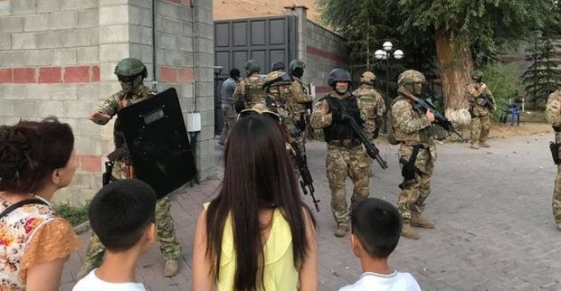 Киргизский спецназ провалил штурм дома Атамбаева: 1 убитый, 43 раненных - ВИДЕО