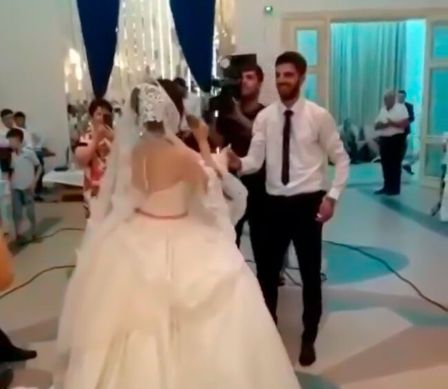 Azərbaycanda toyda maraqlı görüntülər - Gəlin mikrofon götürüb oxudu + VİDEO