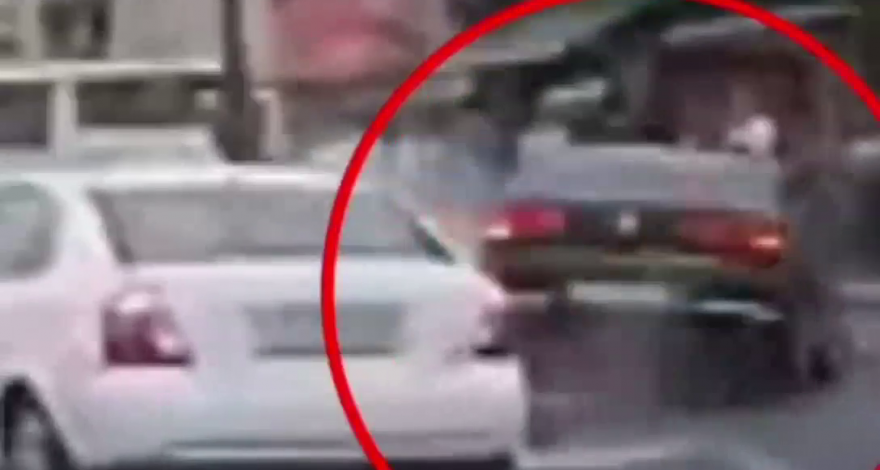 Опубликовано видео вчерашнего наезда на людей на остановке в Баку - ВИДЕО