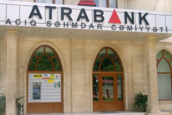 Müştərinin hesabından pul çıxaran bank müdirinin məhkəməsi başladı