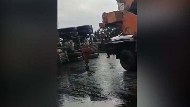 Водитель бетономешалки уснул за рулем и совершил ДТП - ВИДЕО