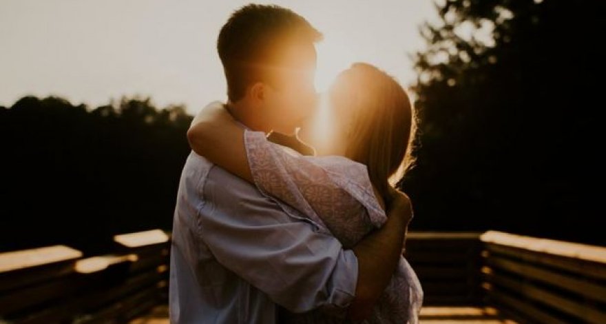 Поцелуй на мосту погубил влюбленных - ВИДЕО