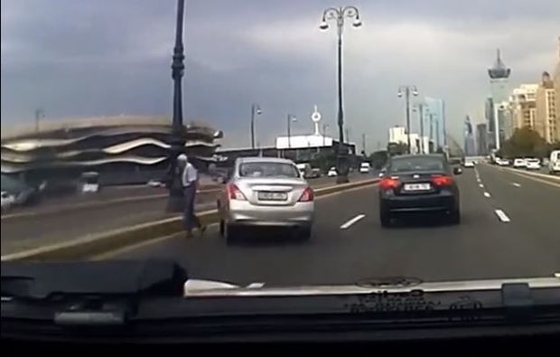 Yolu asta-asta keçən qocanı vurmamaq üçün qəza törətdi - VİDEO