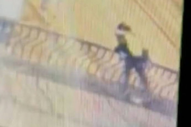 Ölümcül ehtiras: sevgililərin körpü qırağında öpüşü sonuncu oldu – VİDEO