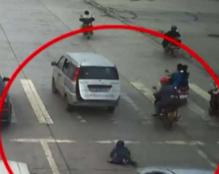 Maşın onlarla adamın üstündən keçdi: Dəhşətli görüntü - VİDEO