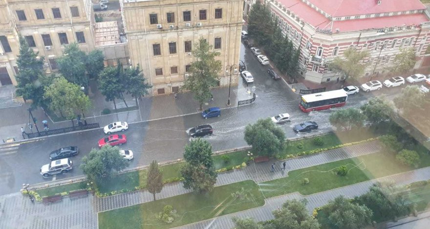 Сильный дождь создал проблемы на дорогах Баку