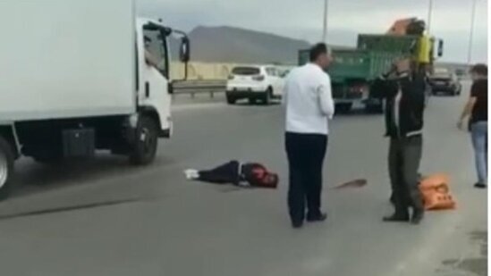 Bakıda küçənin ortasında ölən şəxsin VİDEOSU - Ürəyi zəif olanlar baxmasın
