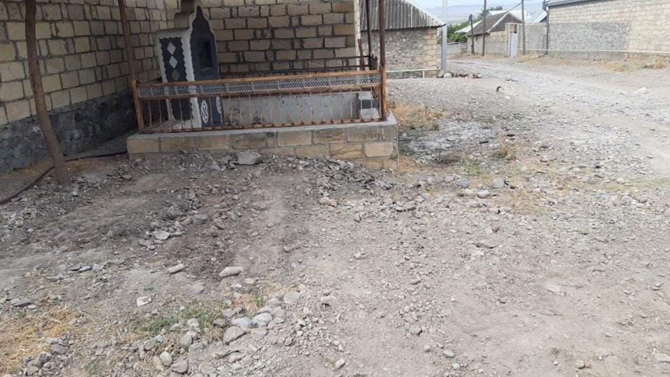 Bələdiyyə sədrinin Şəhidə hörmətsizliyi davam edir- FOTOLAR