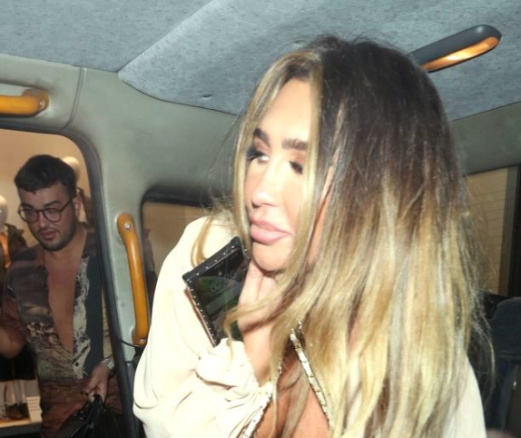 Alt paltarı geyinməyən məşhur GECƏYƏ DAMĞA VURDU - İri sinəsini güclə... - FOTO