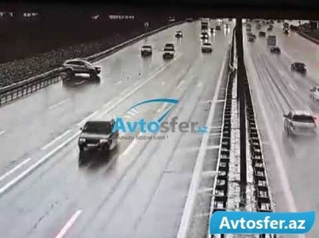 Аварии в Баку после дождя - ВИДЕО