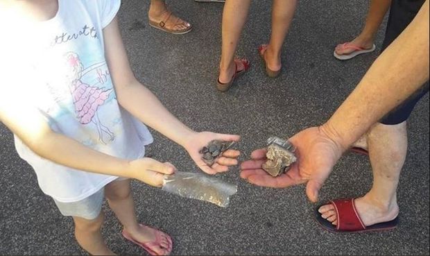 Roma üzərindən uçan “Boeing”in mühərriki partladı, qırıqları şəhərə səpələndi – VİDEO