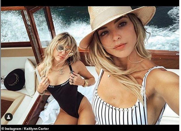 Майли Сайрус «застали» с девушкой после развода с мужем - ФОТО