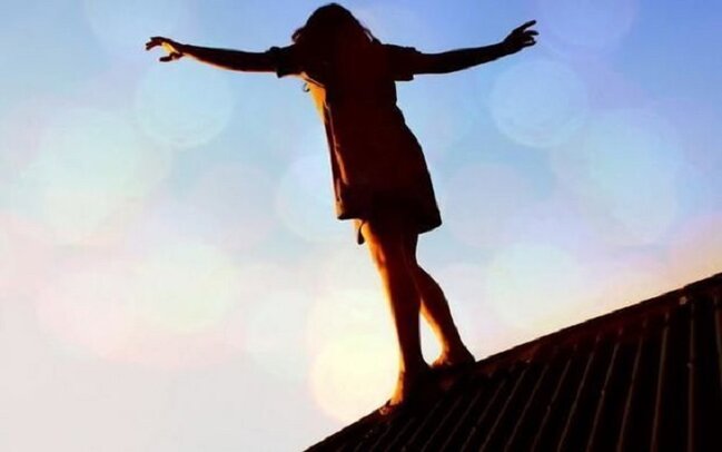 Azərbaycanda atasının ölümünə dözməyən qadın özünü körpüdən atdı