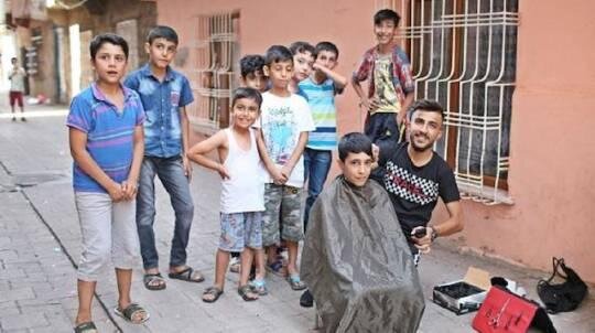 Gənc bərbər küçələri gəzib kasıb uşaqların saçını pulsuz kəsdi: 