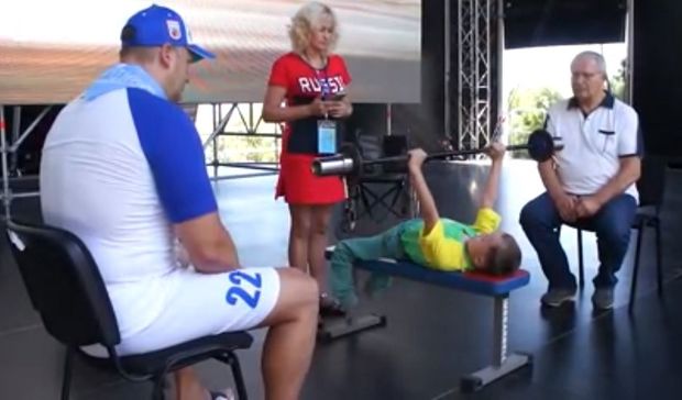 Восьмилетний мальчик установил мировой рекорд по поднятию штанги - ВИДЕО