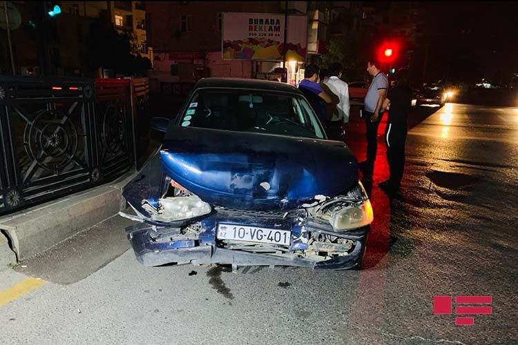 Sürücünün başı telefona qarışdı, qəza baş verdi - VİDEO