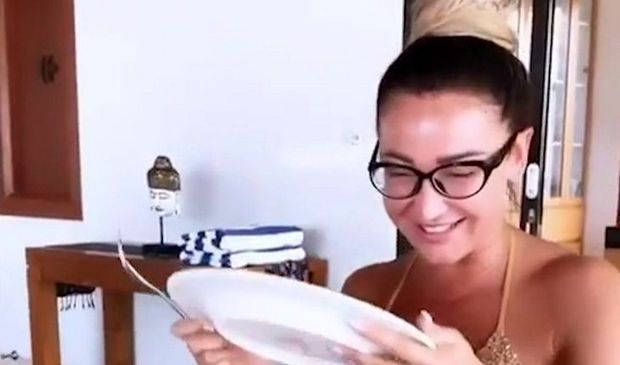 Ольга Бузова продемонстрировала умение облизывать тарелки - ВИДЕО