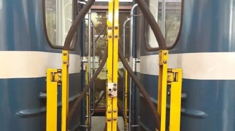 В Баку мужчину зажало между вагонами