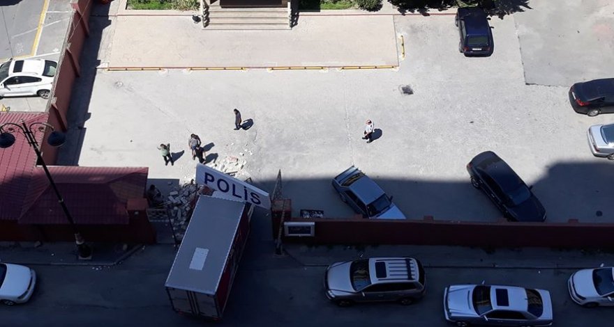 В Баку грузовик врезался в ворота полицейского участка