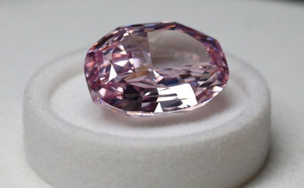Розовый бриллиант из России оценен в 60 миллионов долларов