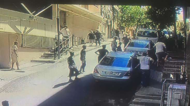 Yuxuda gəzən şəxs 4-cü mərtəbədən yıxıldı, maşına çırpıldı - ANBAAN GÖRÜNTÜLƏR