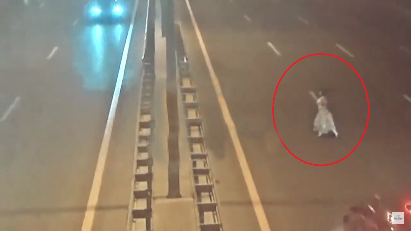 Bakıda 120-lik yolda maşın qadını vurub kənara atdı - DƏHŞƏTLİ VİDEO