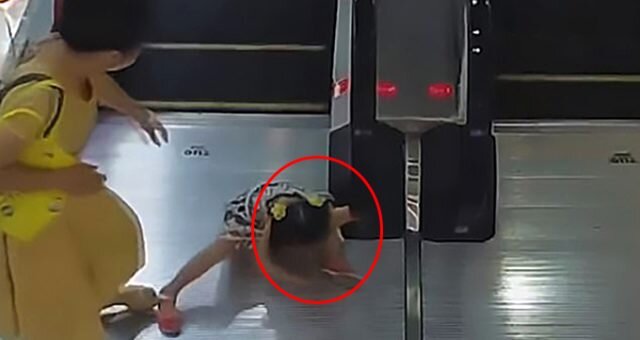 Ürəyi zəif olanlar baxmasın! Balaca qızın qolu eskalatora ilişdi və...- VİDEO