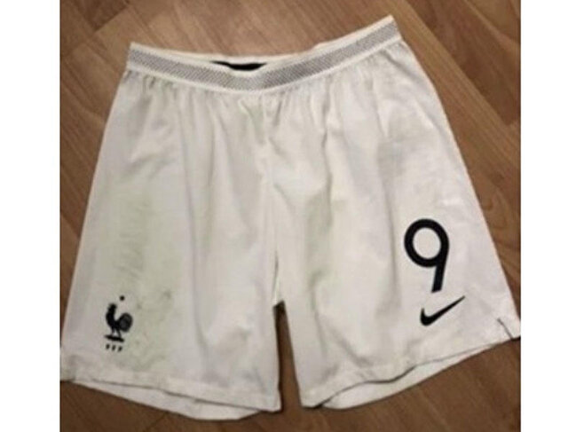 Tanınmış futbolçunun şortu satışa çıxarıldı - 1 milyona - VİDEO