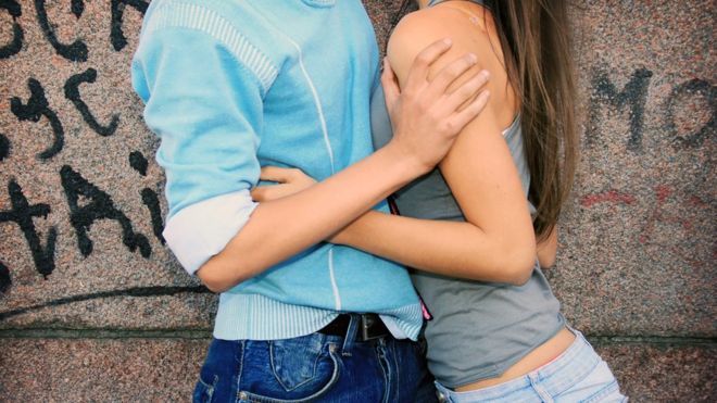 Küçədə cinsi əlaqəyə girdilər — Sosial şəbəkələrdə görüntüləri yayıldı (VİDEO)