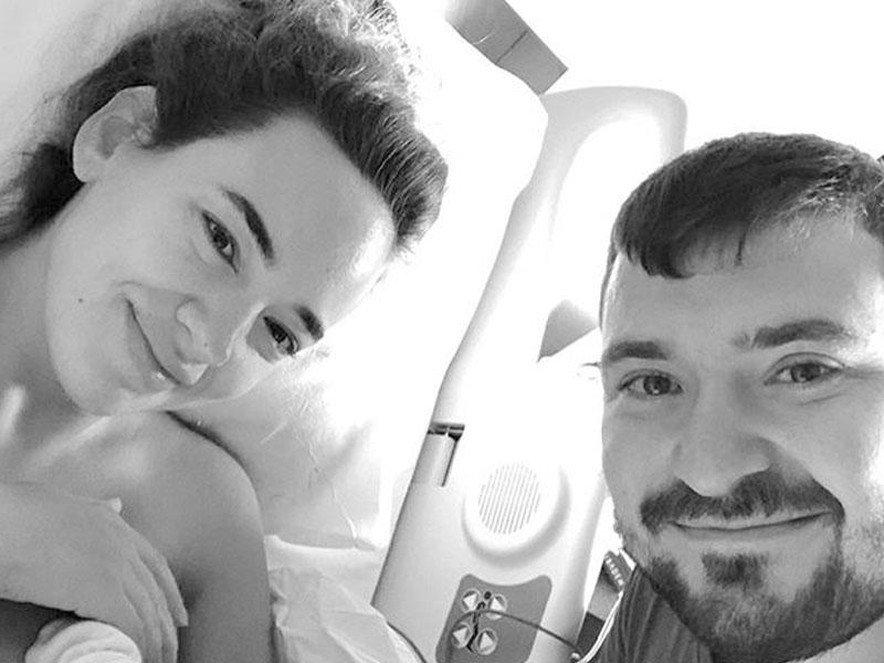 Bakıya gələn aktrisa körpəsini əmizdirdi, əri kameraya çəkdi - FOTO